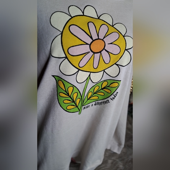 HP •Natural Life • Cute VSCO Women's Tan Crewneck Daisy Pocket Sweatshirt Medium - Picture 3 of 16